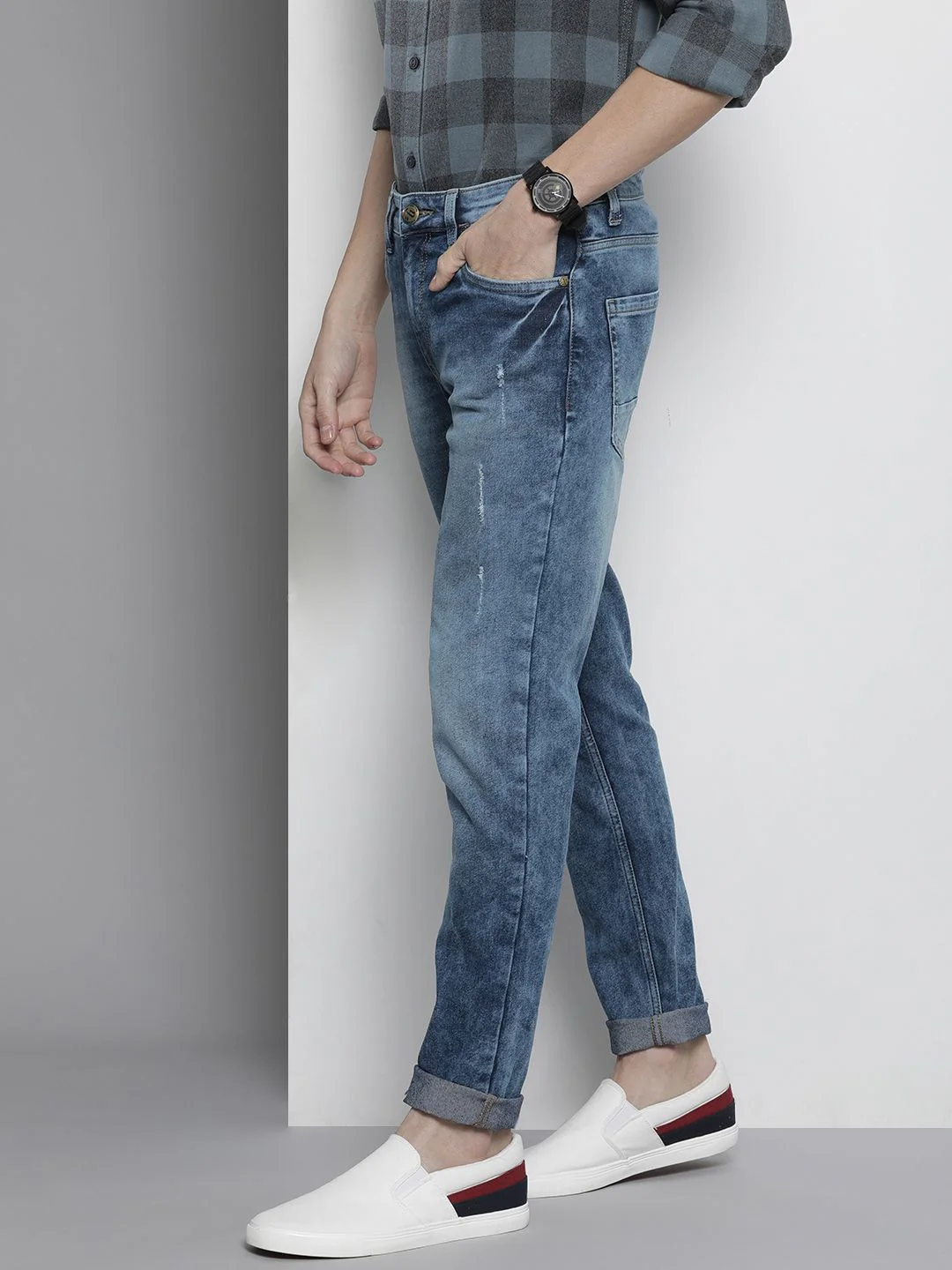 The Indian Garage Co Men Blue Slim Fit Mildly Distressed Light Fade Stretchable Jeans - Image 2