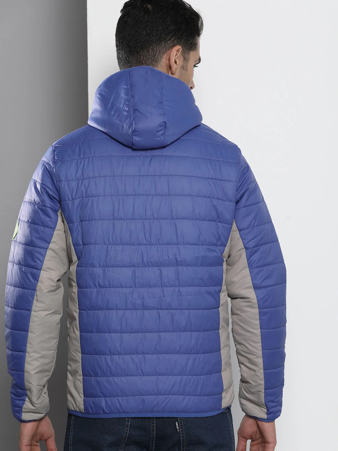 The Indian Garage Co Men Colourblock Hooded Slim Fit Puffer Jacket - Image 4