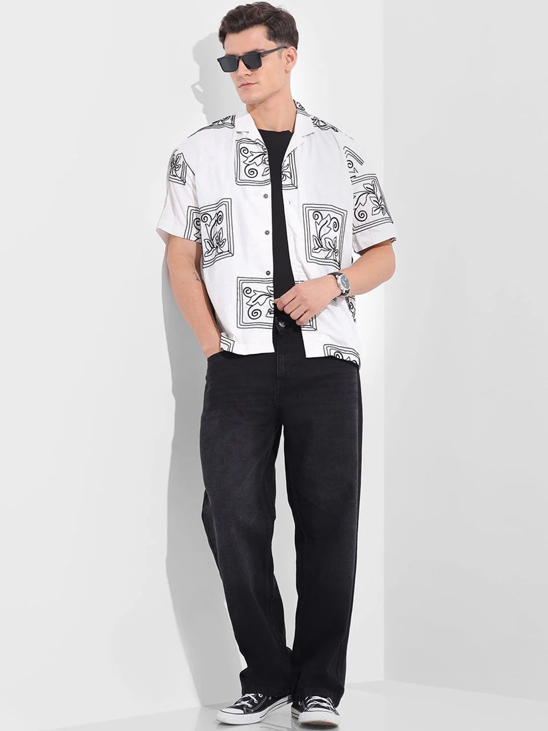 The Indian Garage Co. Men Cotton Relaxed Fit Mid-Rise Light Fade Stretchable Jeans - Image 4