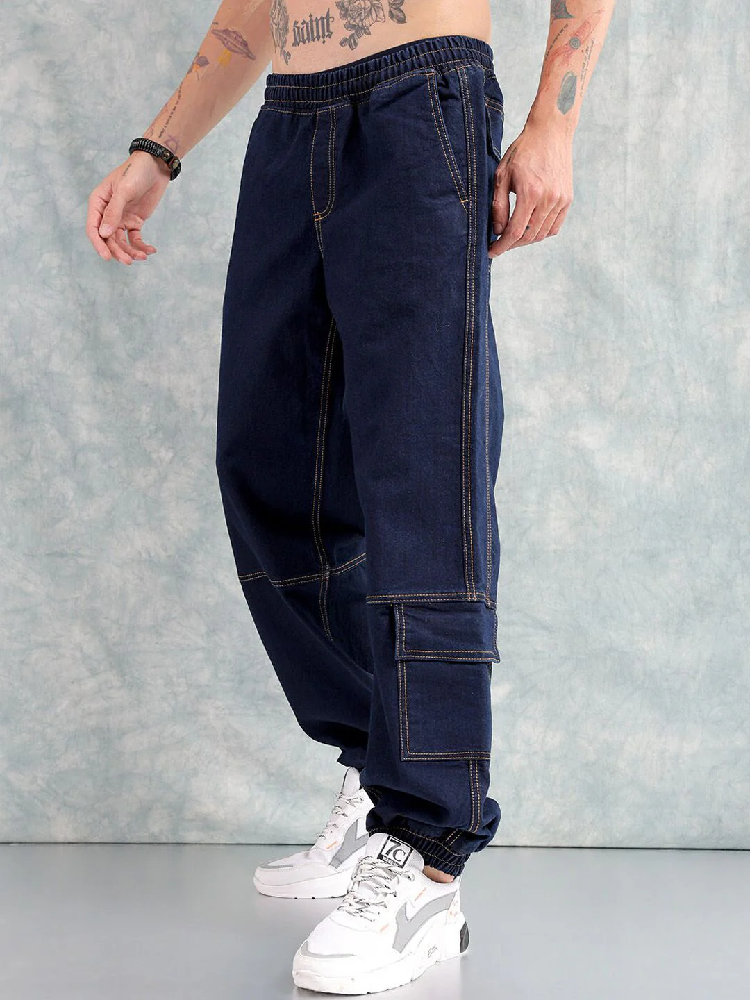 The Indian Garage Co Men Mid-Rise Loose Fit Contrast Stitch Stretchable Cargo Jogger Jeans - Image 2