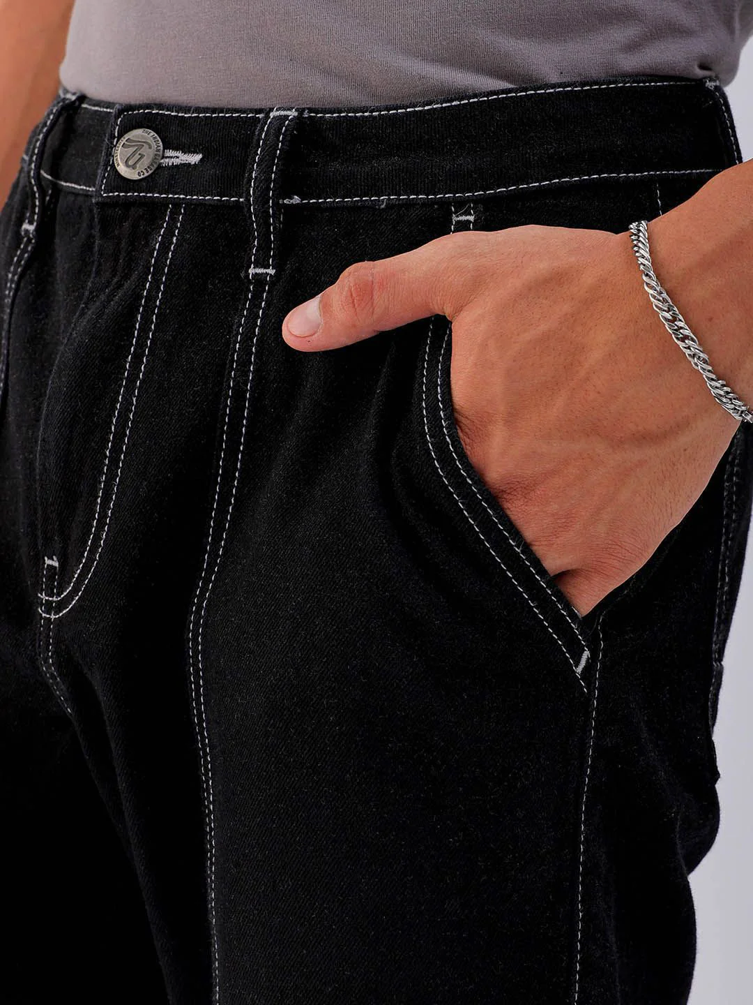 The Indian Garage Co Men Regular Tapered Fit Fit Mid-Rise Cargo Jeans - Image 6