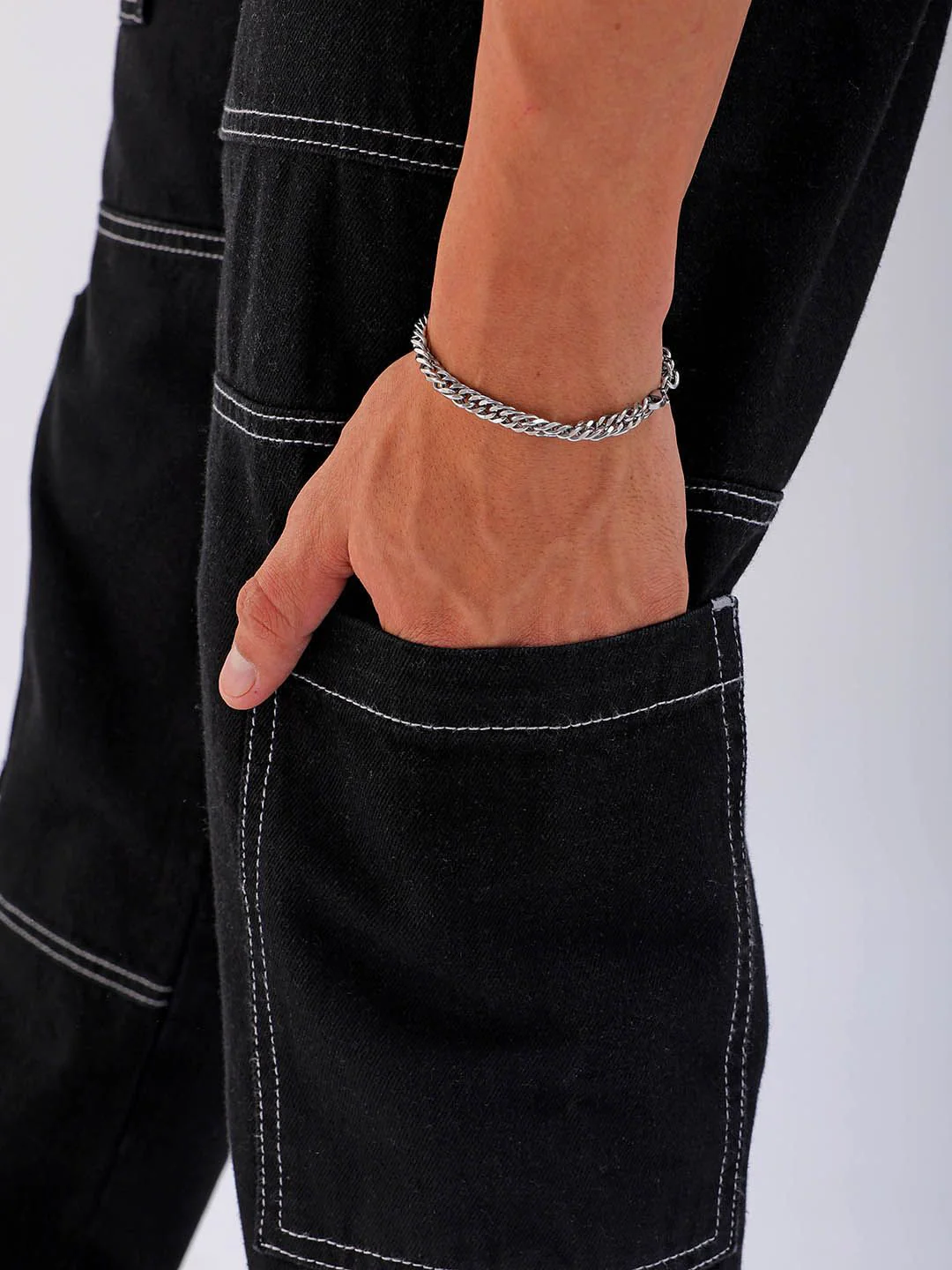 The Indian Garage Co Men Regular Tapered Fit Fit Mid-Rise Cargo Jeans - Image 7