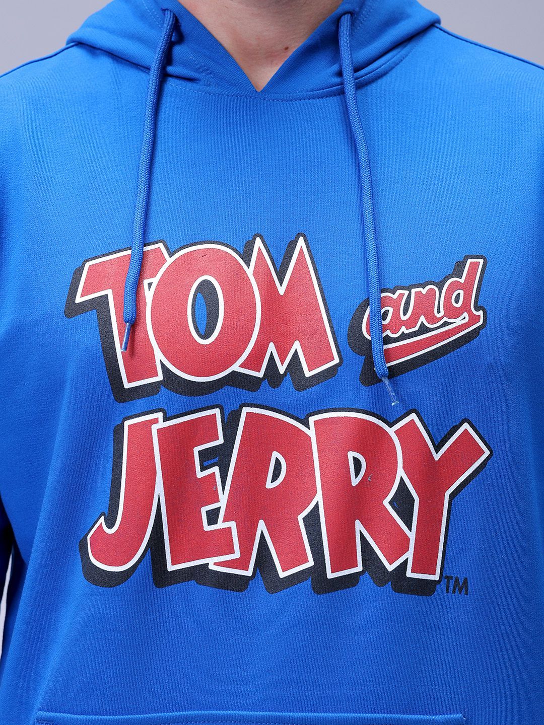 The Indian Garage Co Men Regular Fit Tom & Jerry Printed Overhead Hooded Sweatshirt - Image 2