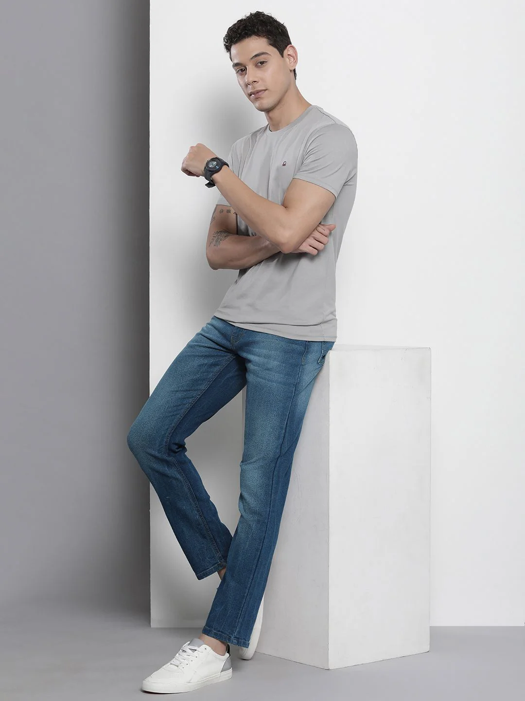 The Indian Garage Co Men Slim Straight Fit Light Fade Stretchable Jeans - Image 5