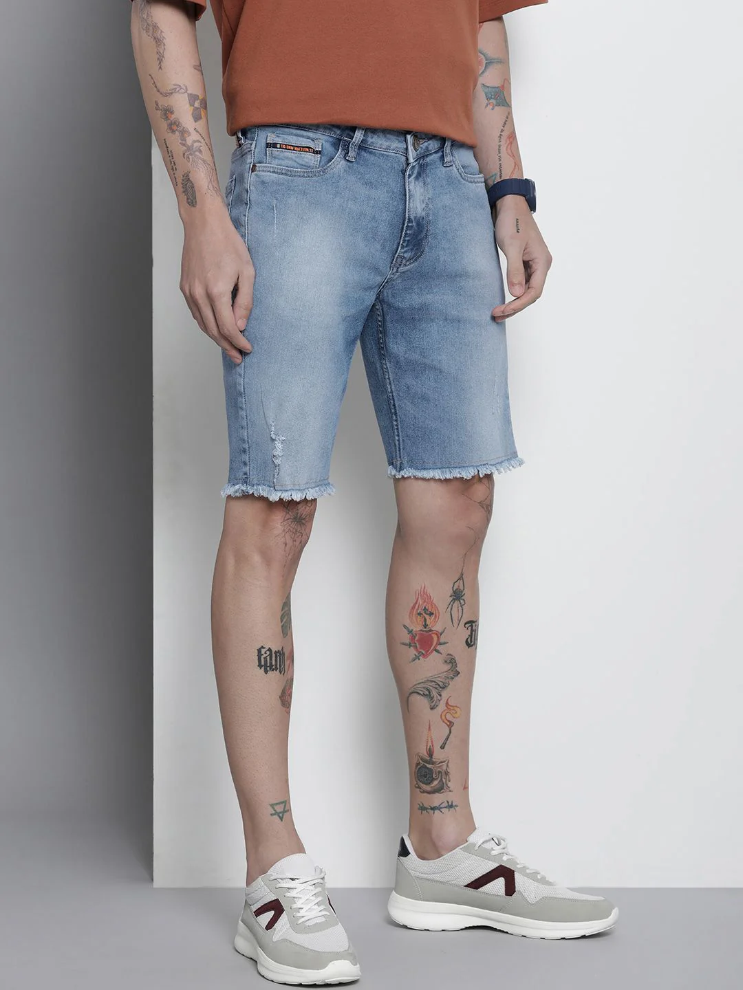 The Indian Garage Co Men Solid Distressed Slim Fit Denim Shorts - Image 3