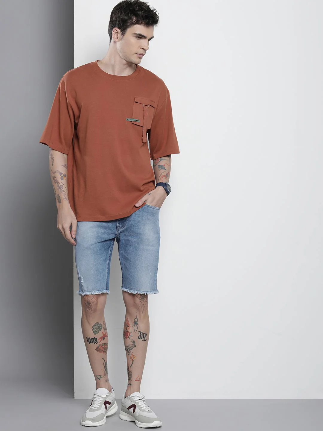 The Indian Garage Co Men Solid Distressed Slim Fit Denim Shorts - Image 4