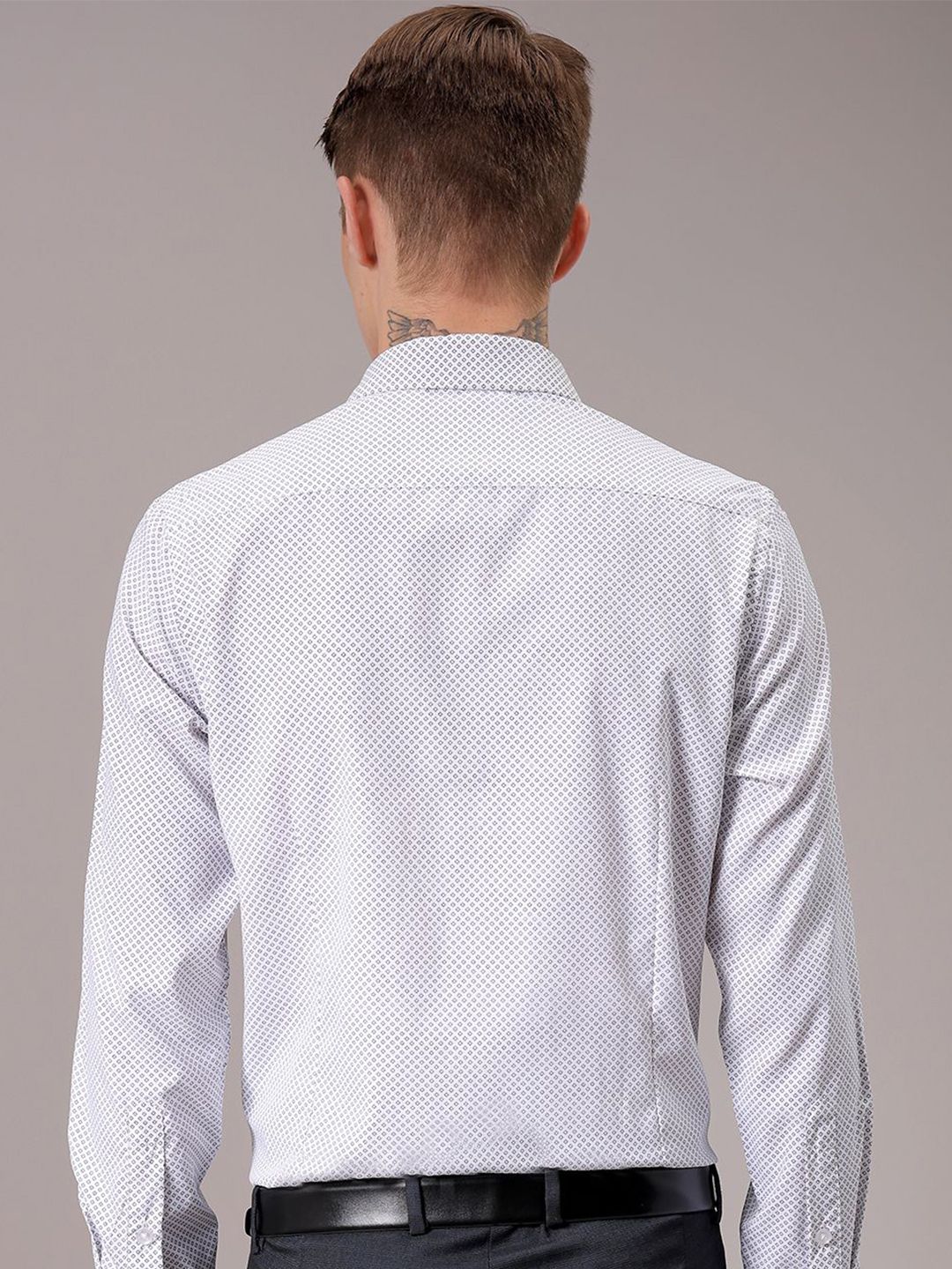 The Indian Garage Co. X Luxe Men Cutaway Collar Micro Ditsy Printed Slim Fit Formal Shirt - Image 4
