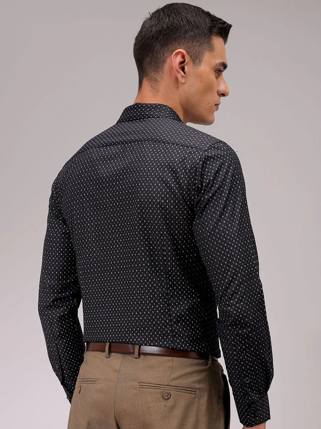The Indian Garage Co. X Luxe Men Cutaway Collar Micro Ditsy Printed Slim Fit Formal Shirt - Image 4