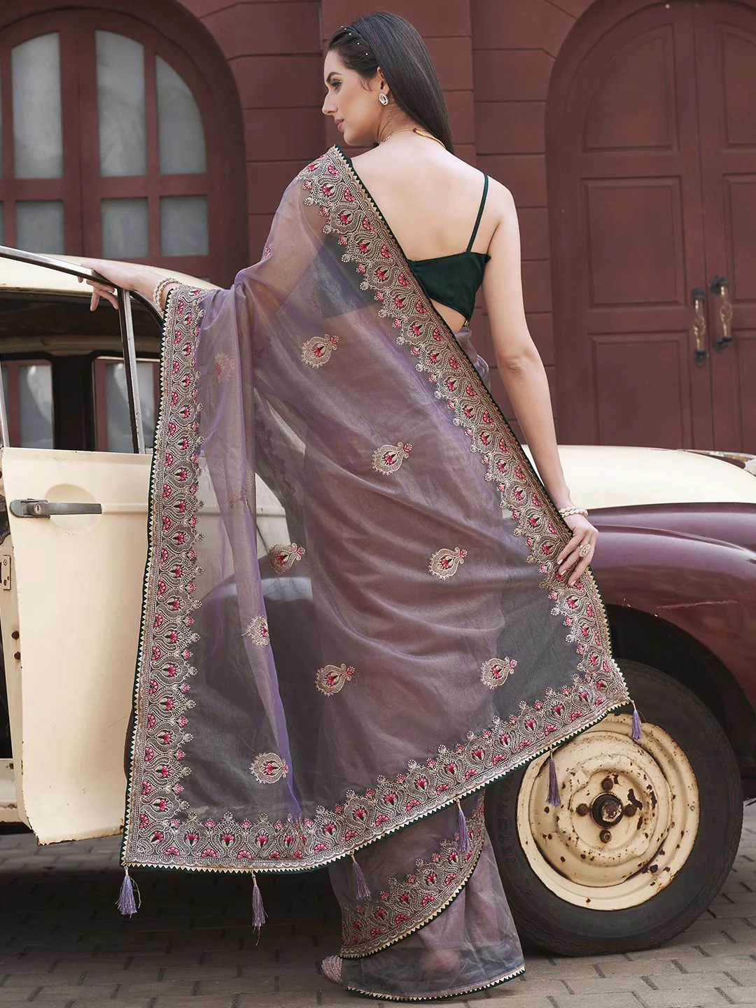 Tikhi Imli Ethnic Motifs Embroidered Net Saree - Image 3