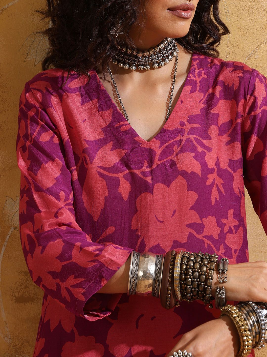 trueBrowns Floral Printed V-Neck High-Slit Muslin Silk Kurta With Trouser - Image 2