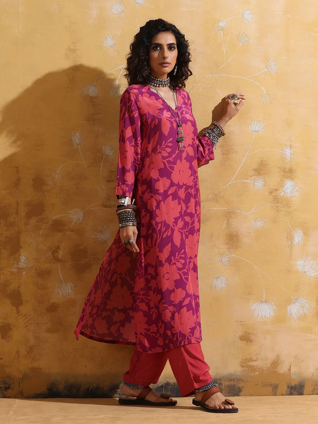 trueBrowns Floral Printed V-Neck High-Slit Muslin Silk Kurta With Trouser - Image 3