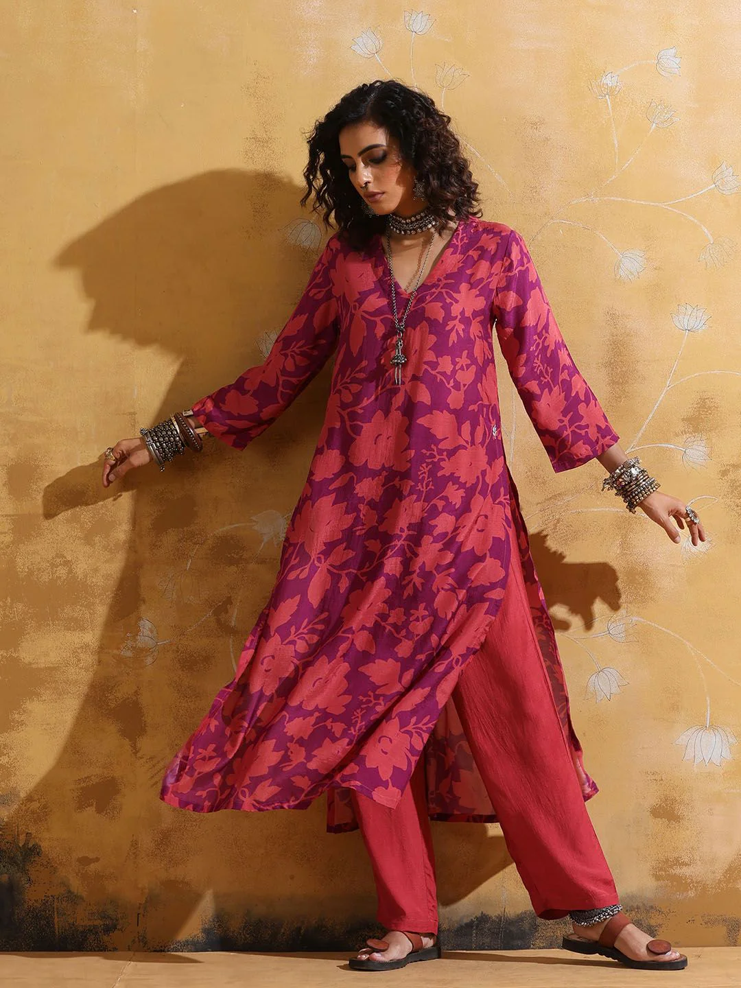 trueBrowns Floral Printed V-Neck High-Slit Muslin Silk Kurta With Trouser - Image 4