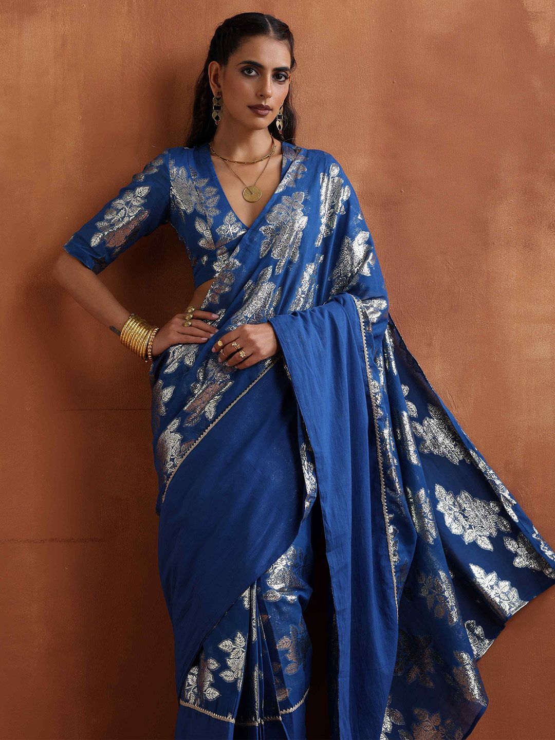 trueBrowns Floral Woven Design Zari Saree - Image 4