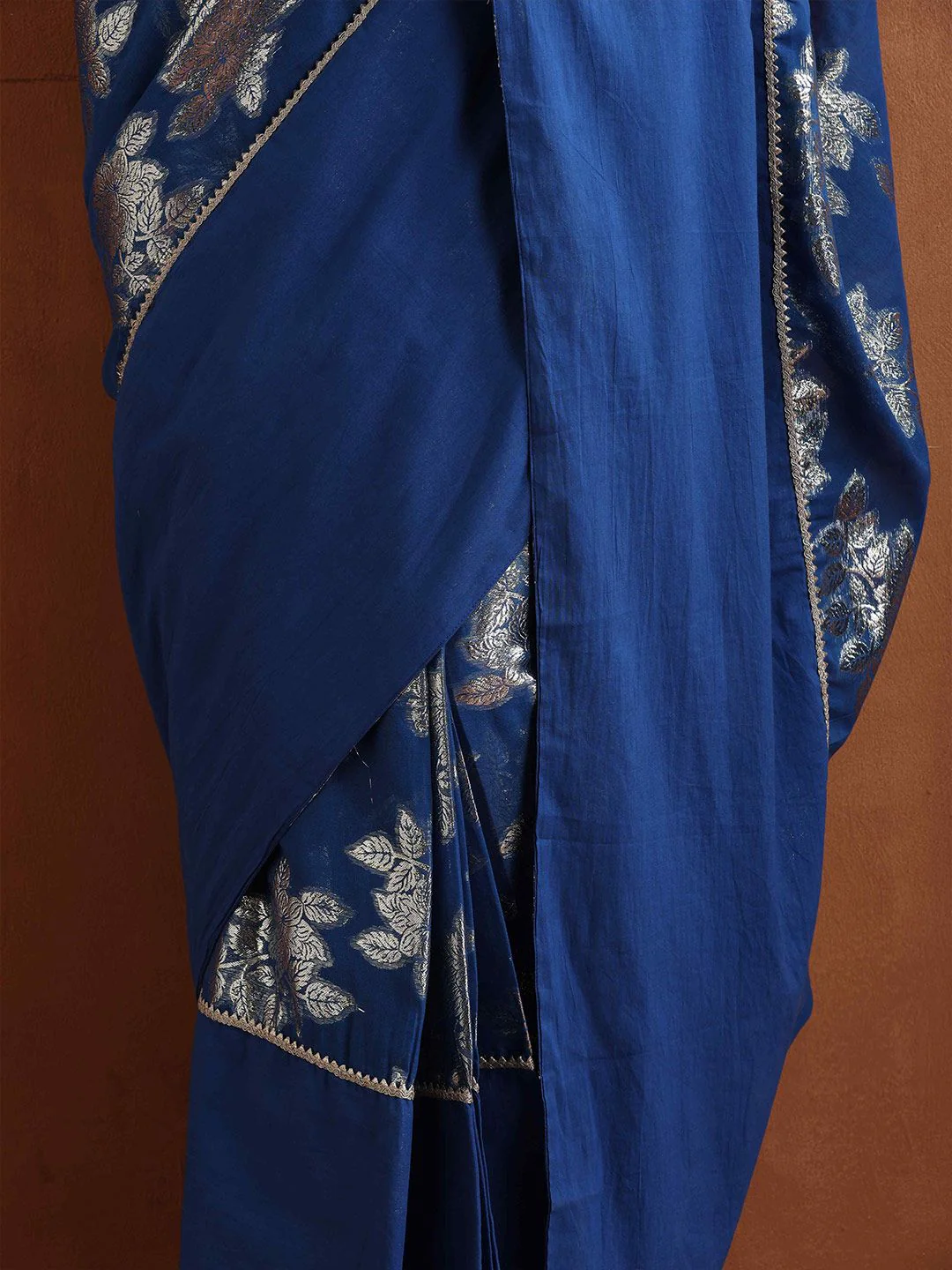 trueBrowns Floral Woven Design Zari Saree - Image 6
