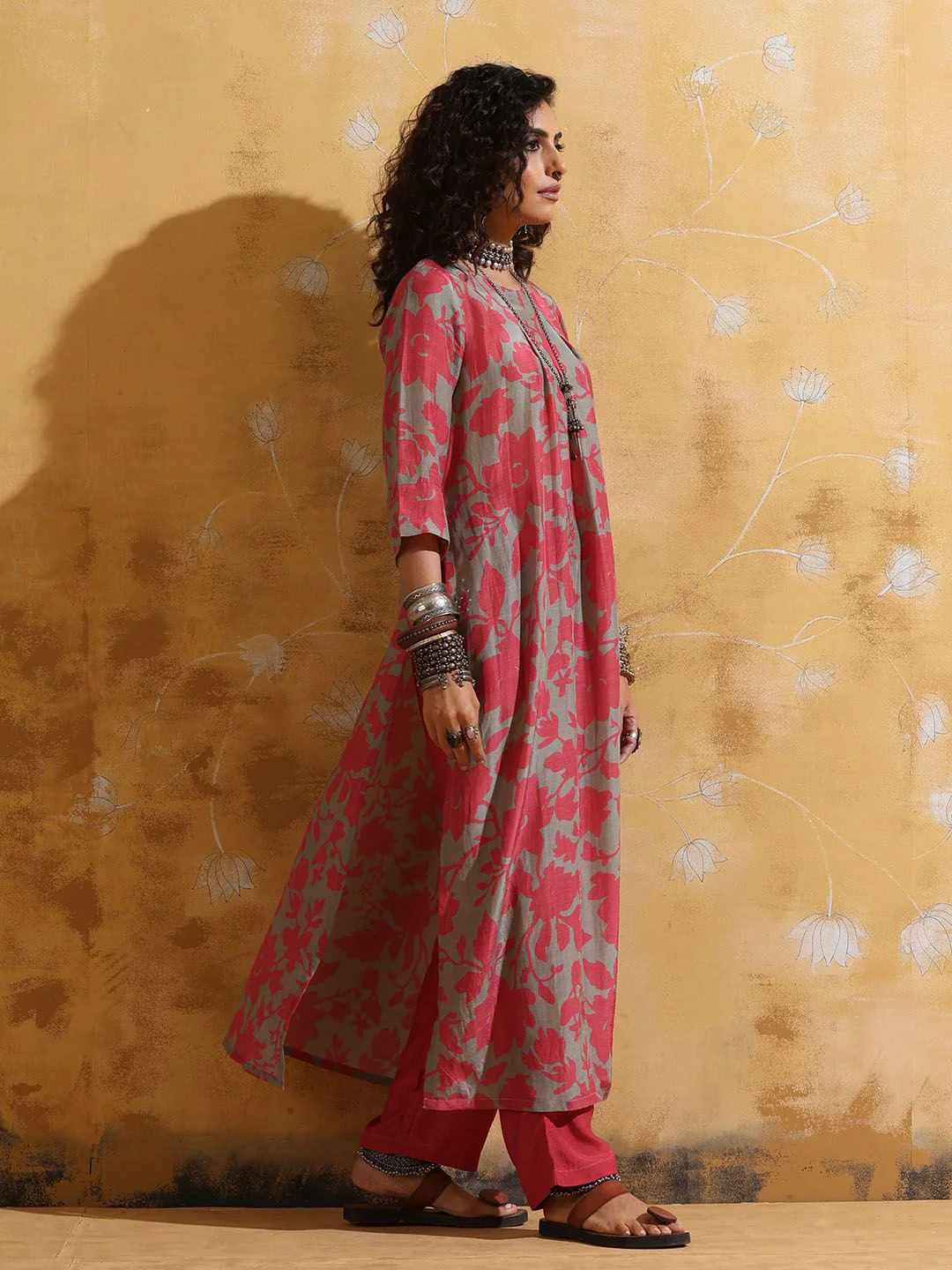 trueBrowns Women Peach Mint Jaal Print Muslin Silk High-slit Kurta Set - Image 3