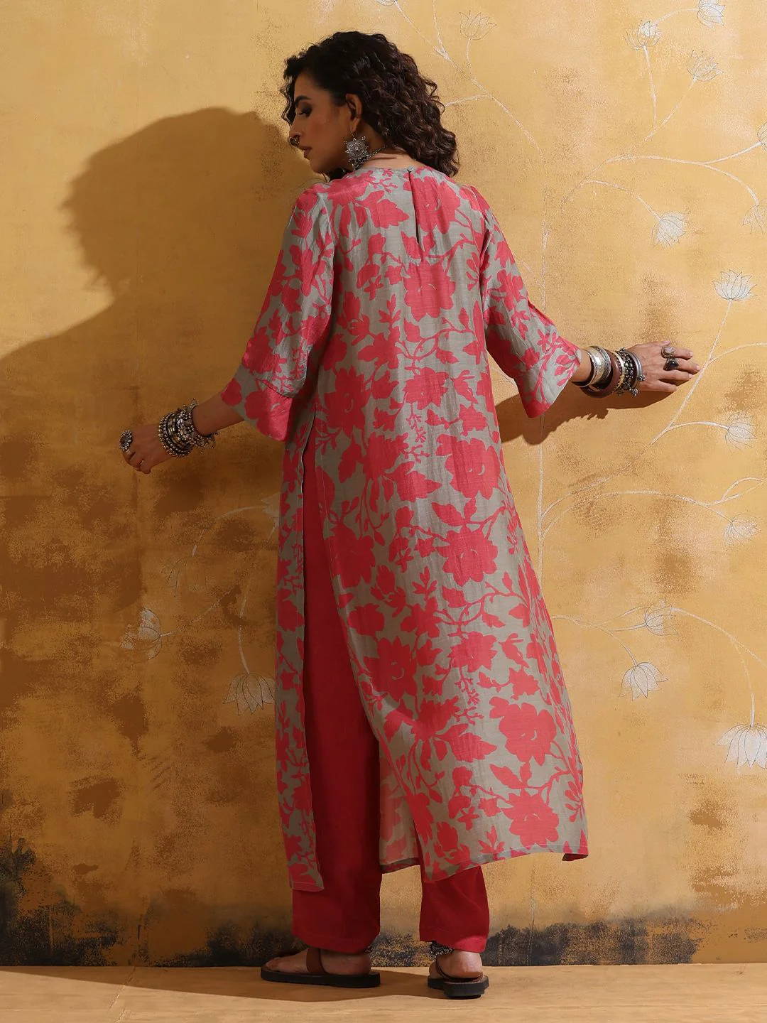 trueBrowns Women Peach Mint Jaal Print Muslin Silk High-slit Kurta Set - Image 5