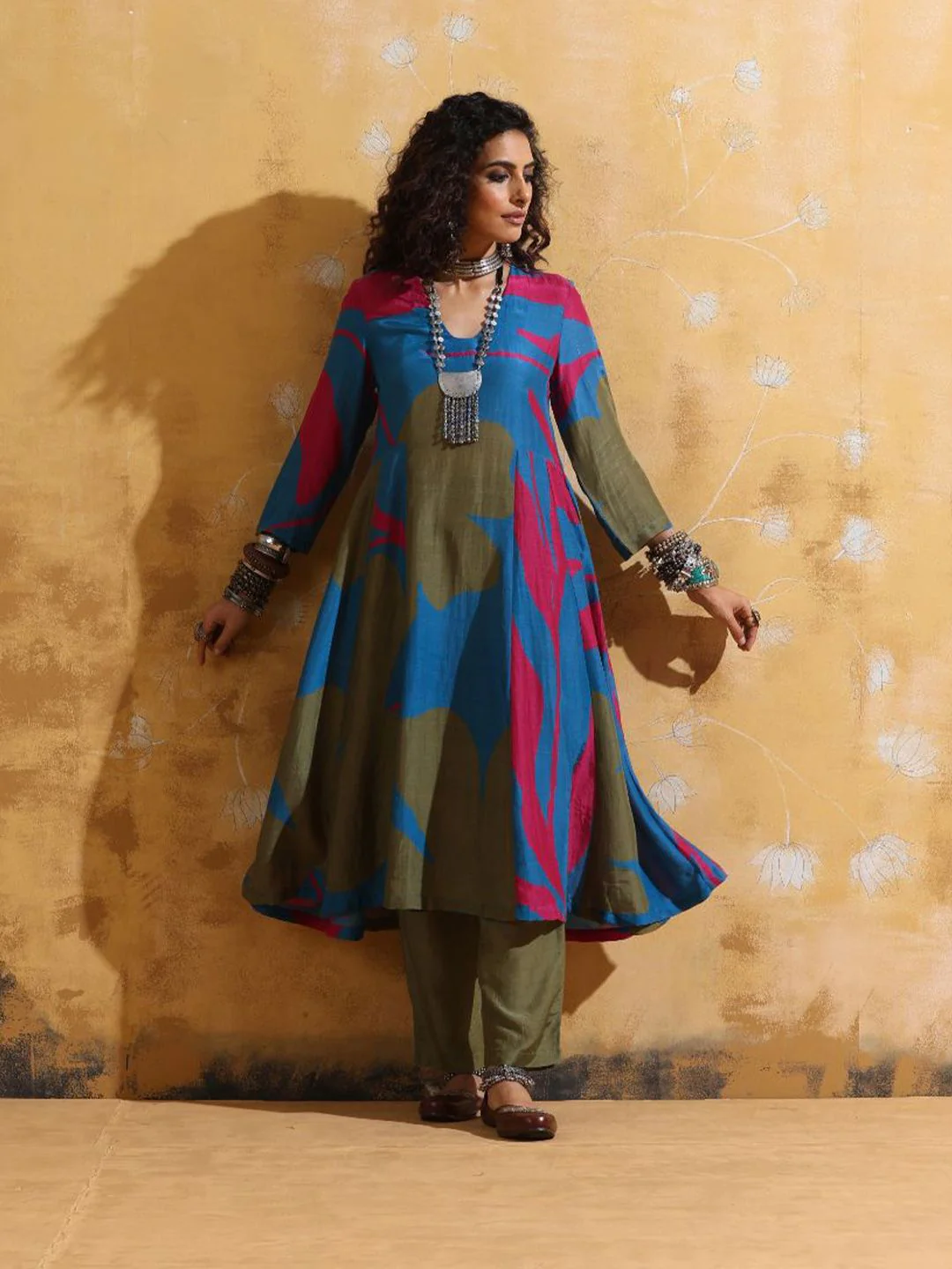 trueBrowns Women Printed Regular Kurta with Trousers - Image 4