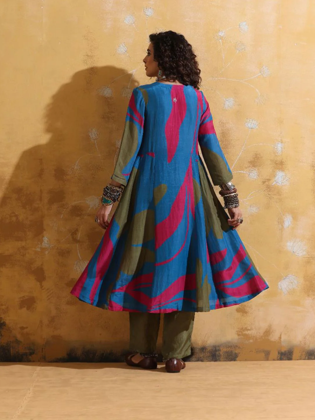 trueBrowns Women Printed Regular Kurta with Trousers - Image 5