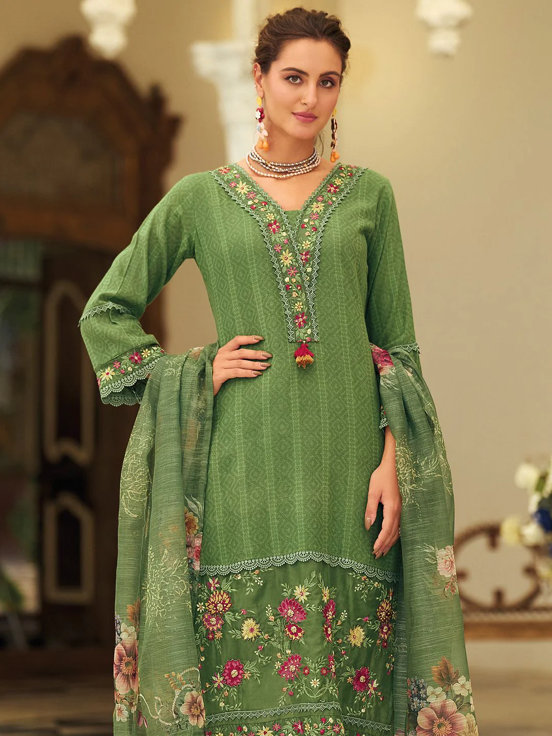 Varanga Women Floral Printed Regular Thread Work Kurta Set With Dupatta - Image 3