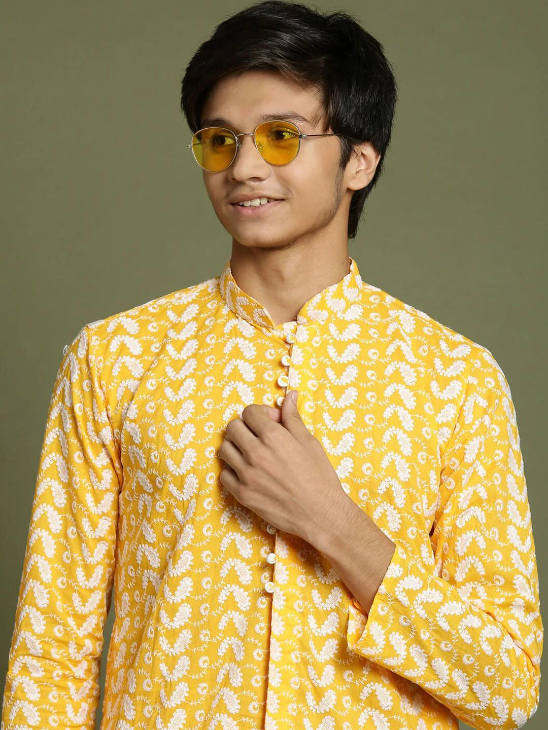 VASTRAMAY Boys Embroidered Regular Chikankari Pure Cotton Kurta With Pyjamas - Image 2