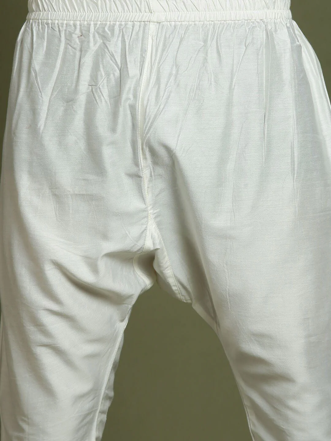 VASTRAMAY Boys Embroidered Regular Chikankari Pure Cotton Kurta With Pyjamas - Image 3