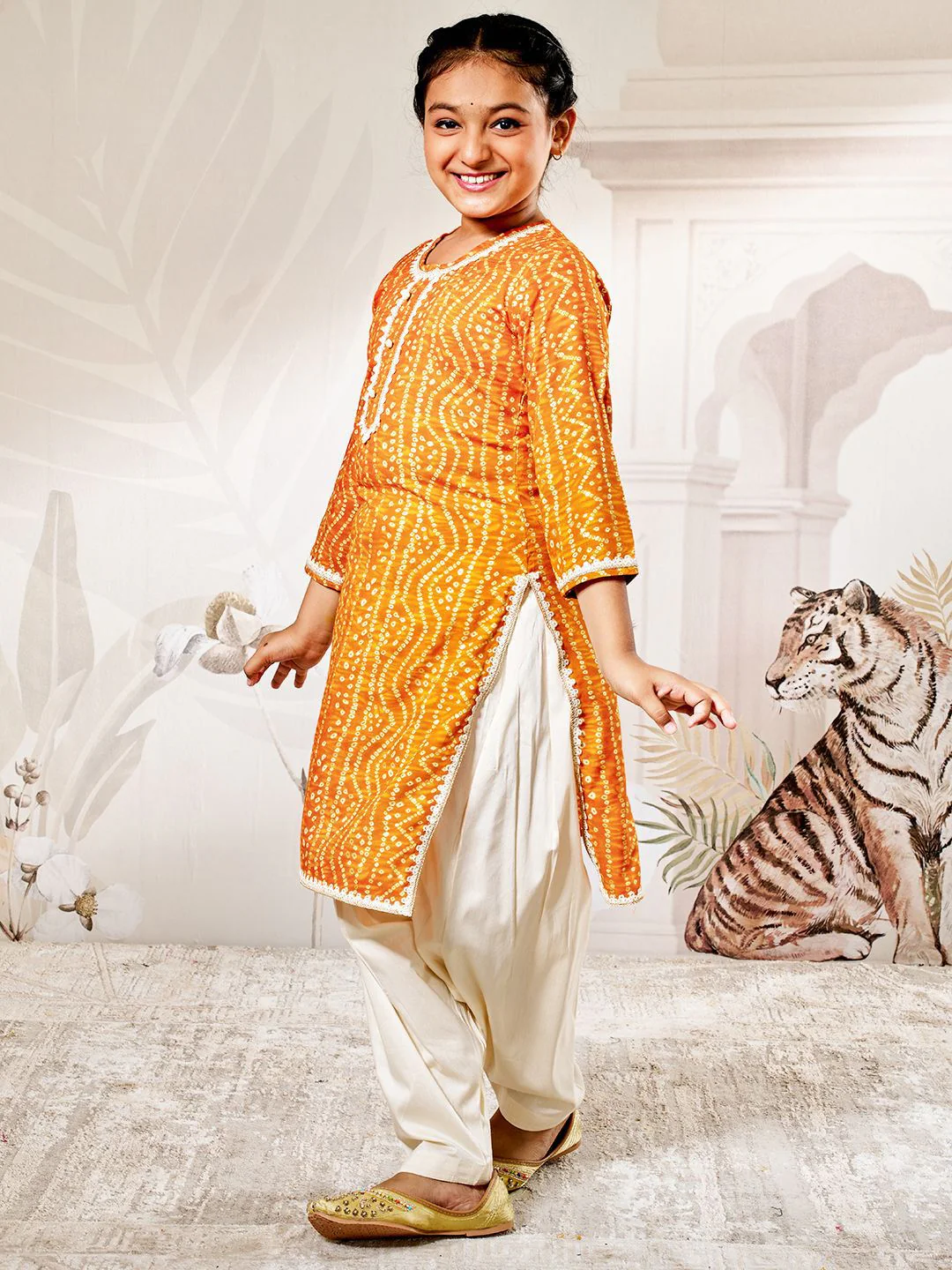 VASTRAMAY Girls Bandhani Printed Regular Kurta with Patiala - Image 3