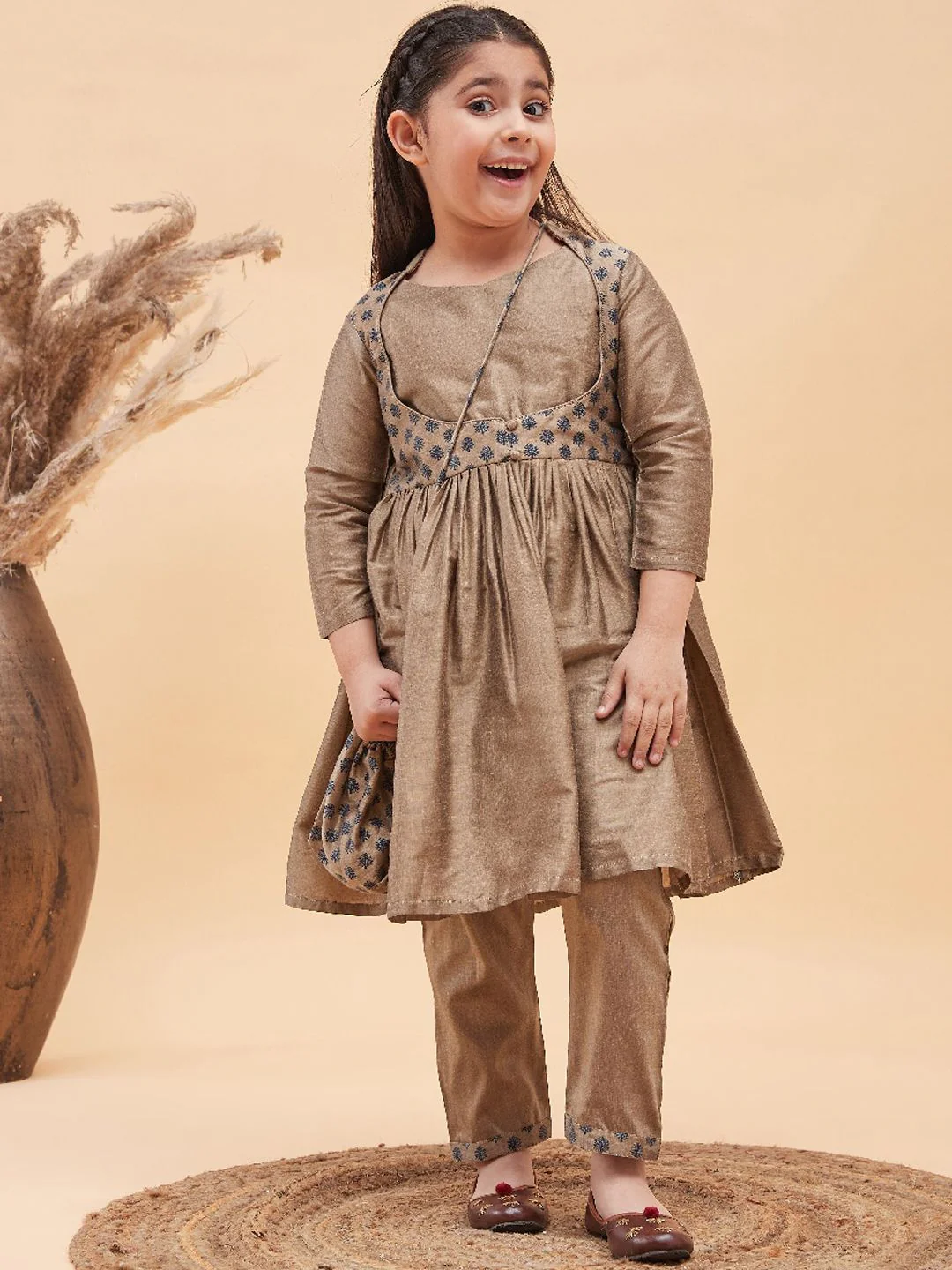VASTRAMAY Girls Floral Printed Pleated Anarkali Kurta with Trousers & Potli Bag - Image 6