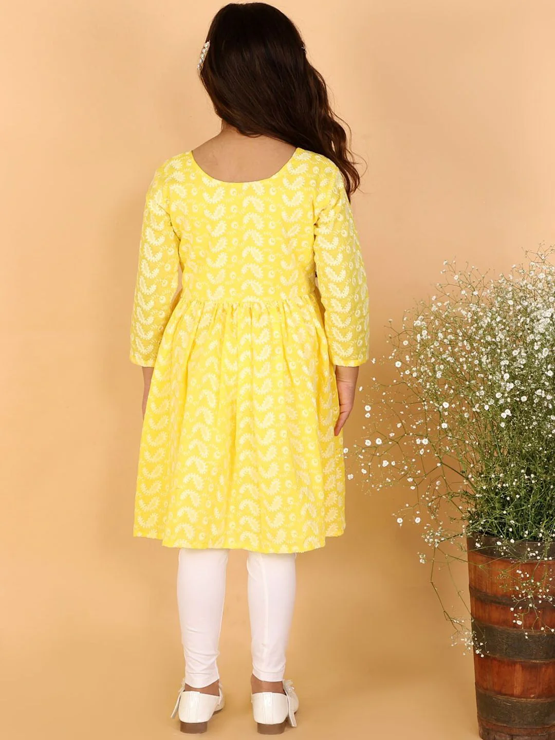 VASTRAMAY Girls Yellow & White Embroidered Chikankari Pure Cotton Kurta & Leggings - Image 5