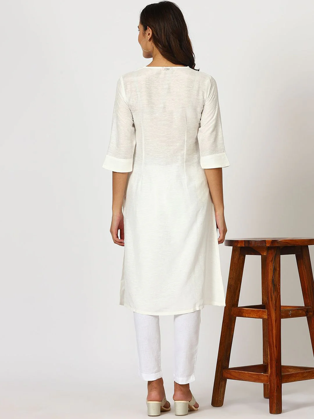 W Embroidered Beaded V-Neck Linen Straight Kurta - Image 4