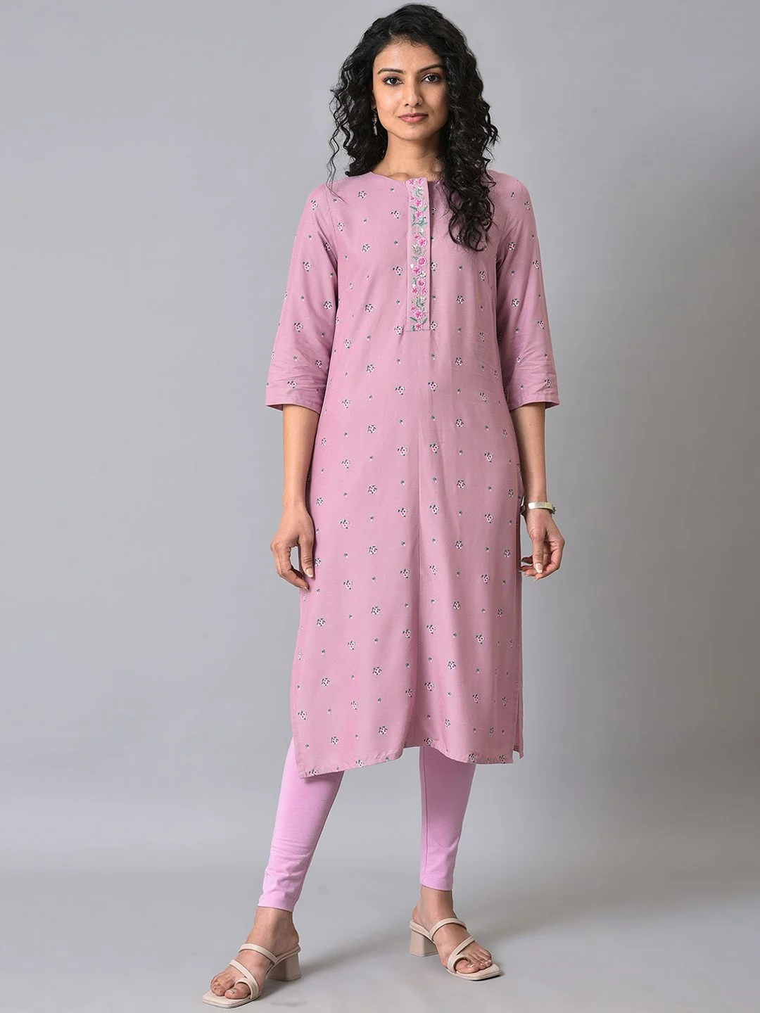 W Floral Embroidered Thread Work Kurta - Image 3