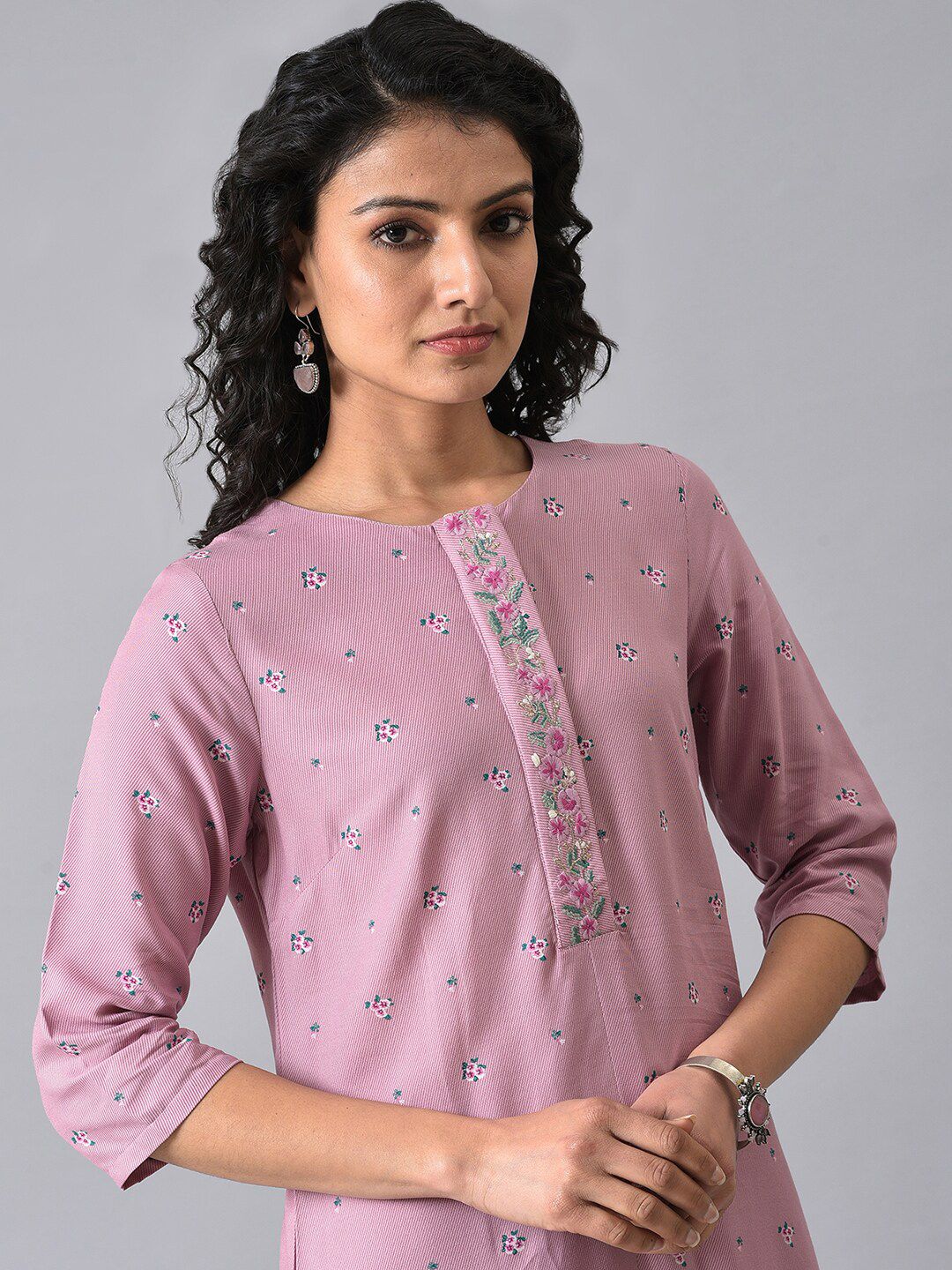 W Floral Embroidered Thread Work Kurta - Image 4