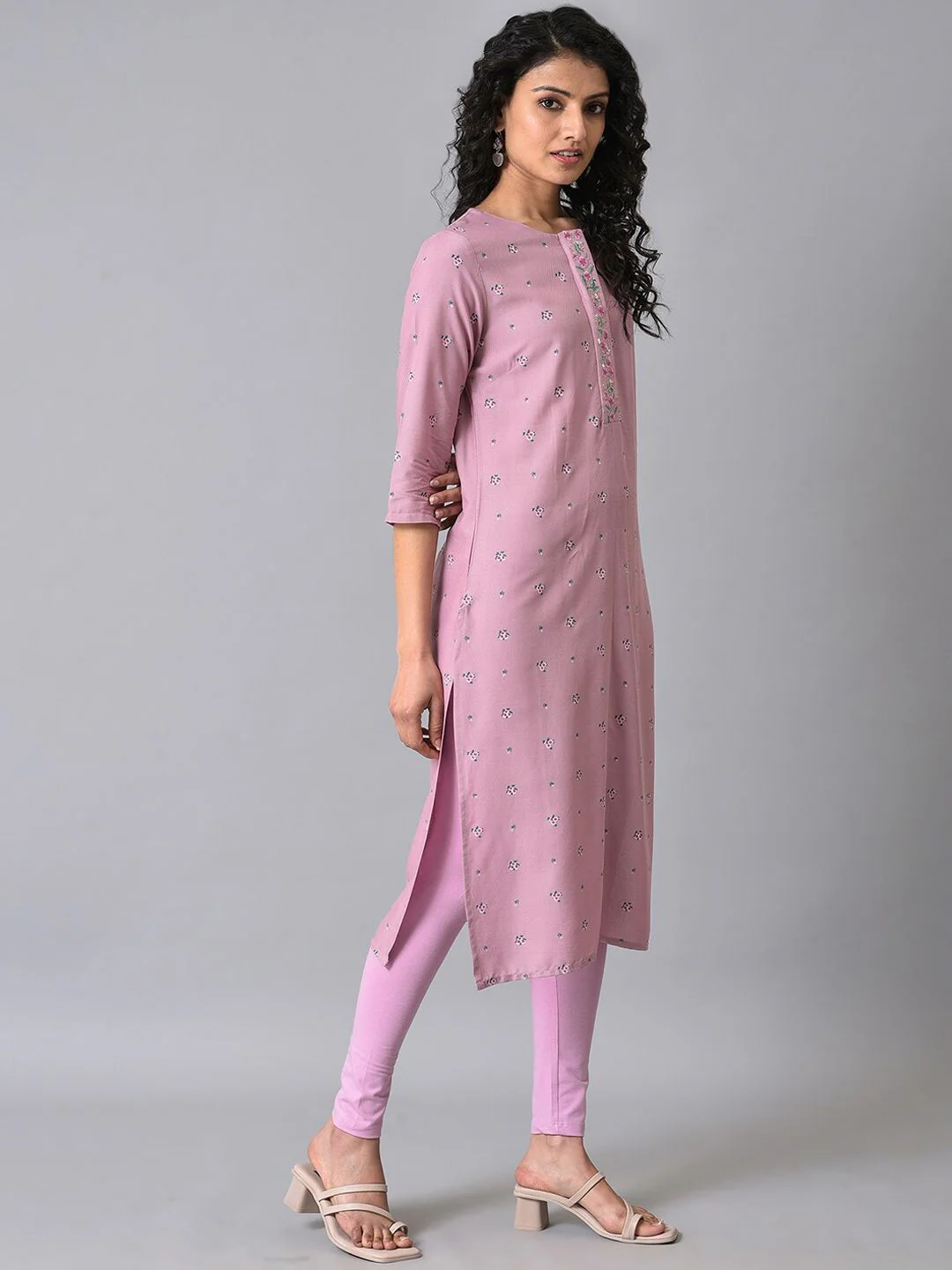 W Floral Embroidered Thread Work Kurta - Image 5