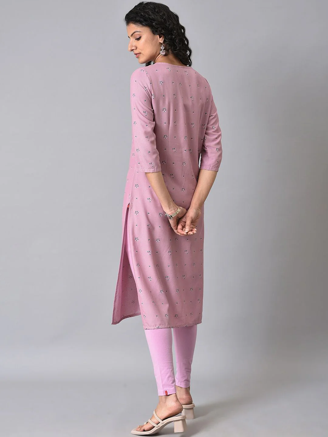 W Floral Embroidered Thread Work Kurta - Image 6
