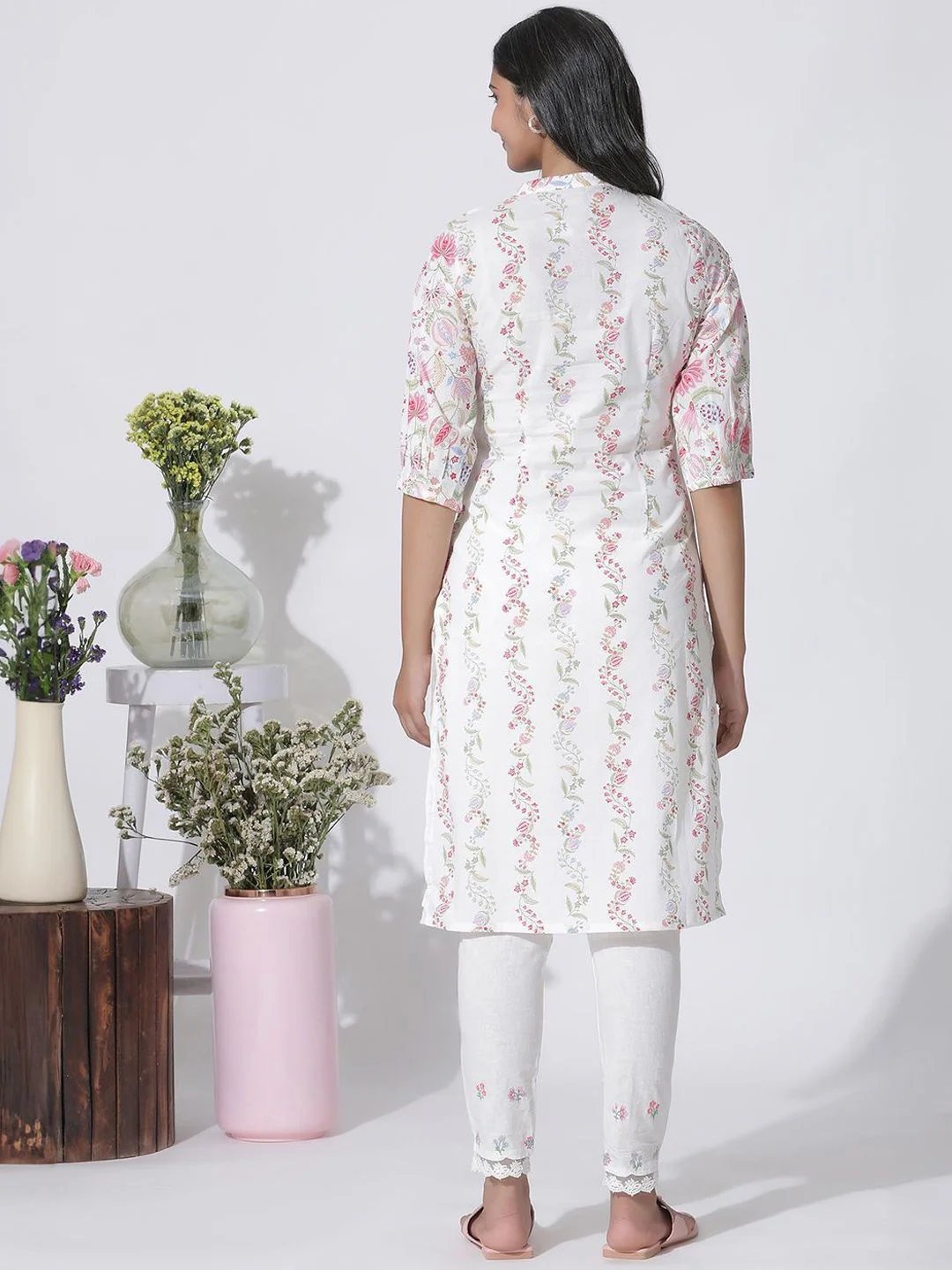W Floral Printed Mandarin Collar Puffed Sleeves Regular Pure Cotton Kurta With Trousers - Image 4
