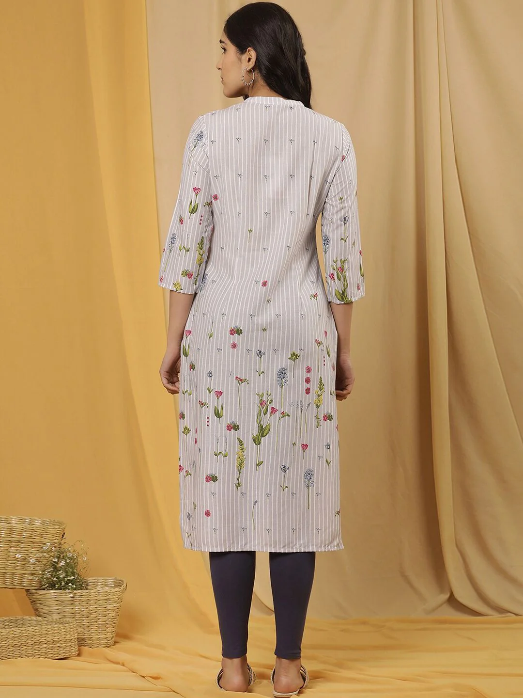 W Floral Printed Regular Kurta - Image 4
