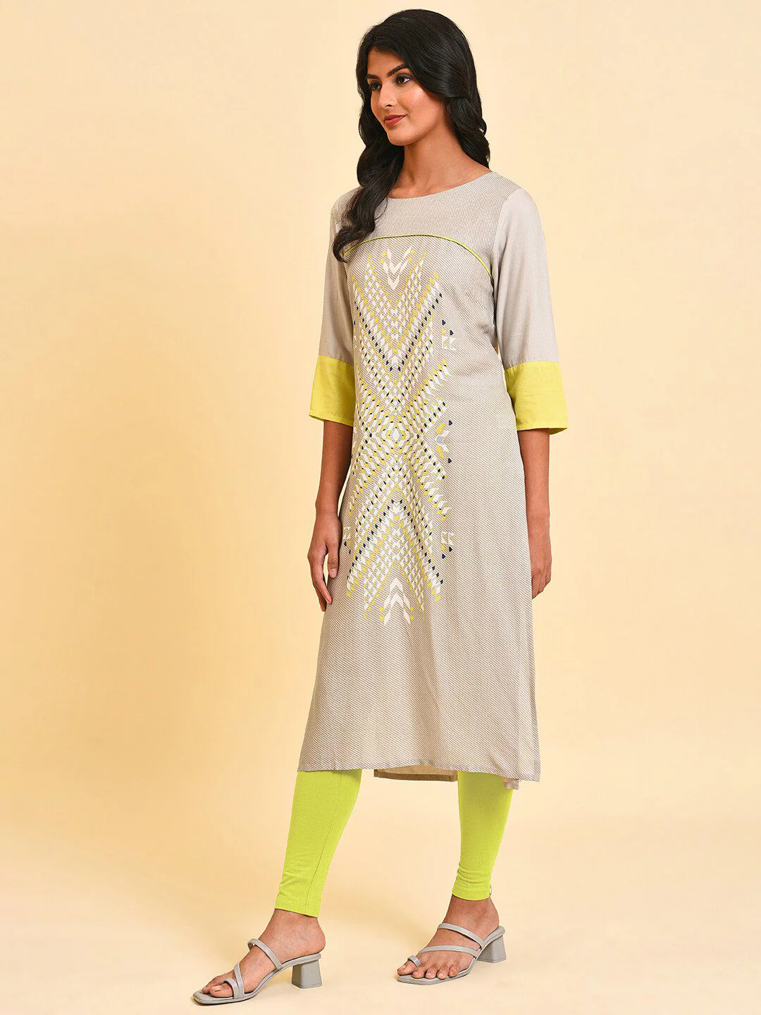W Geometric Printed Regular Kurta With Leggings - Image 6