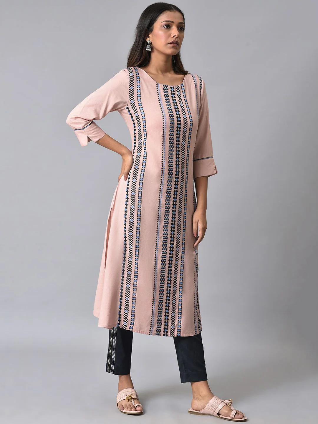 W Geometric Printed Straight Kurta - Image 5