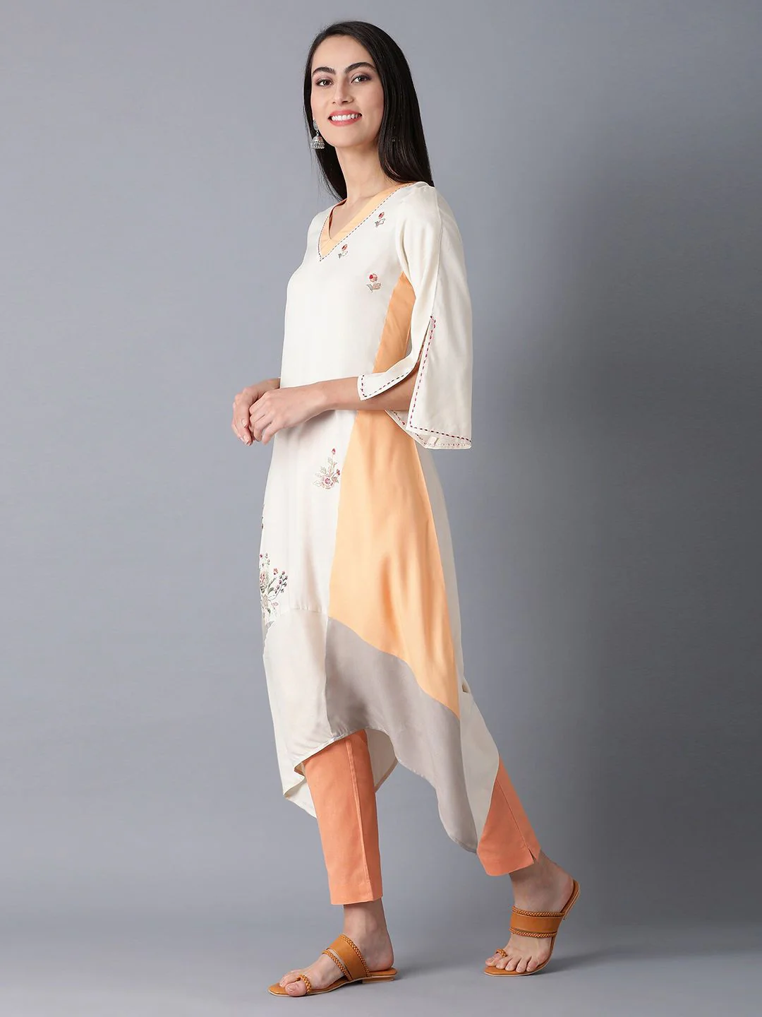 W Women Beige Floral Printed Flared Sleeves Kurta - Image 4