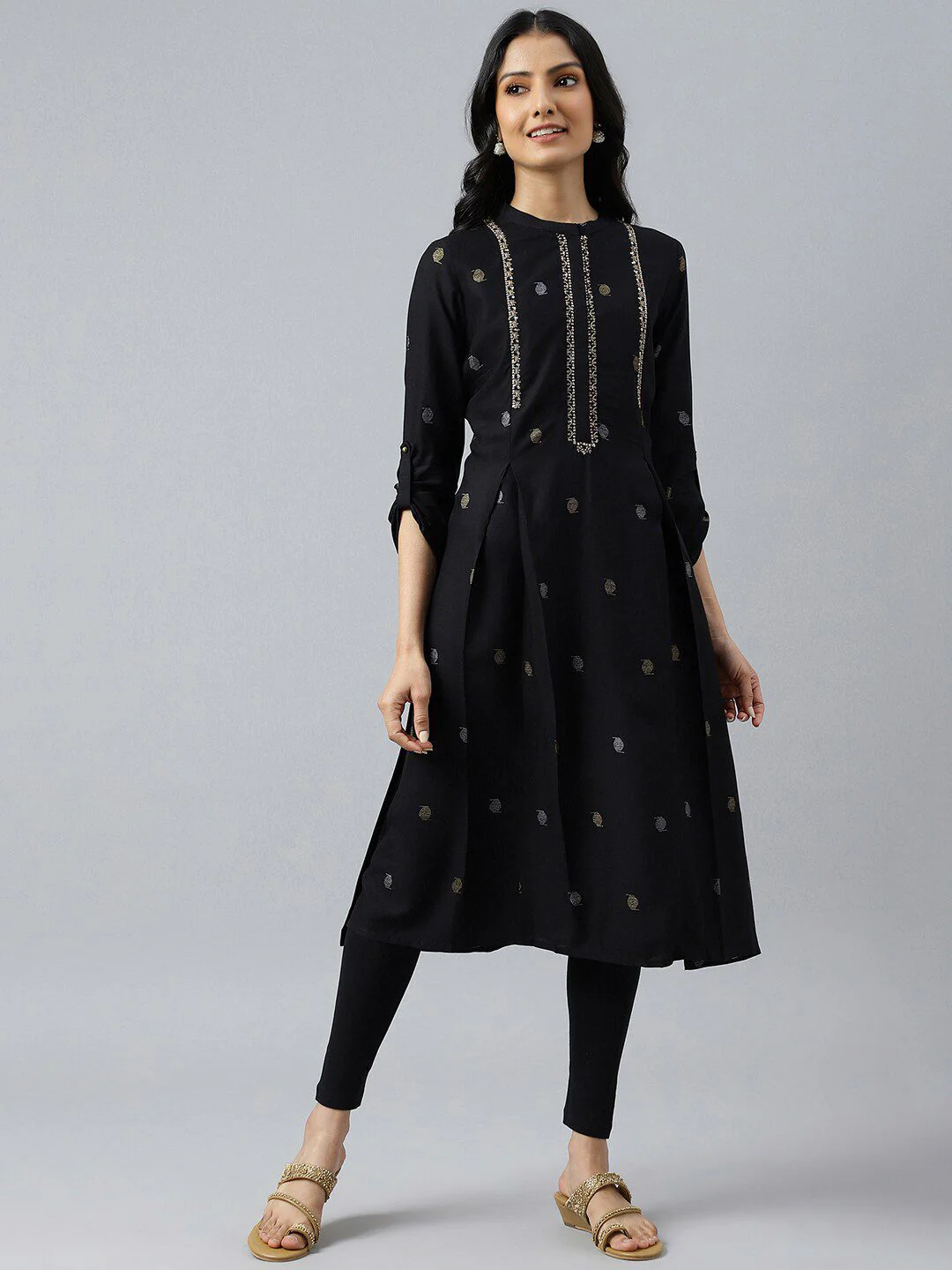 W Women Black Geometric Embroidered Thread Work Kurta - Image 4