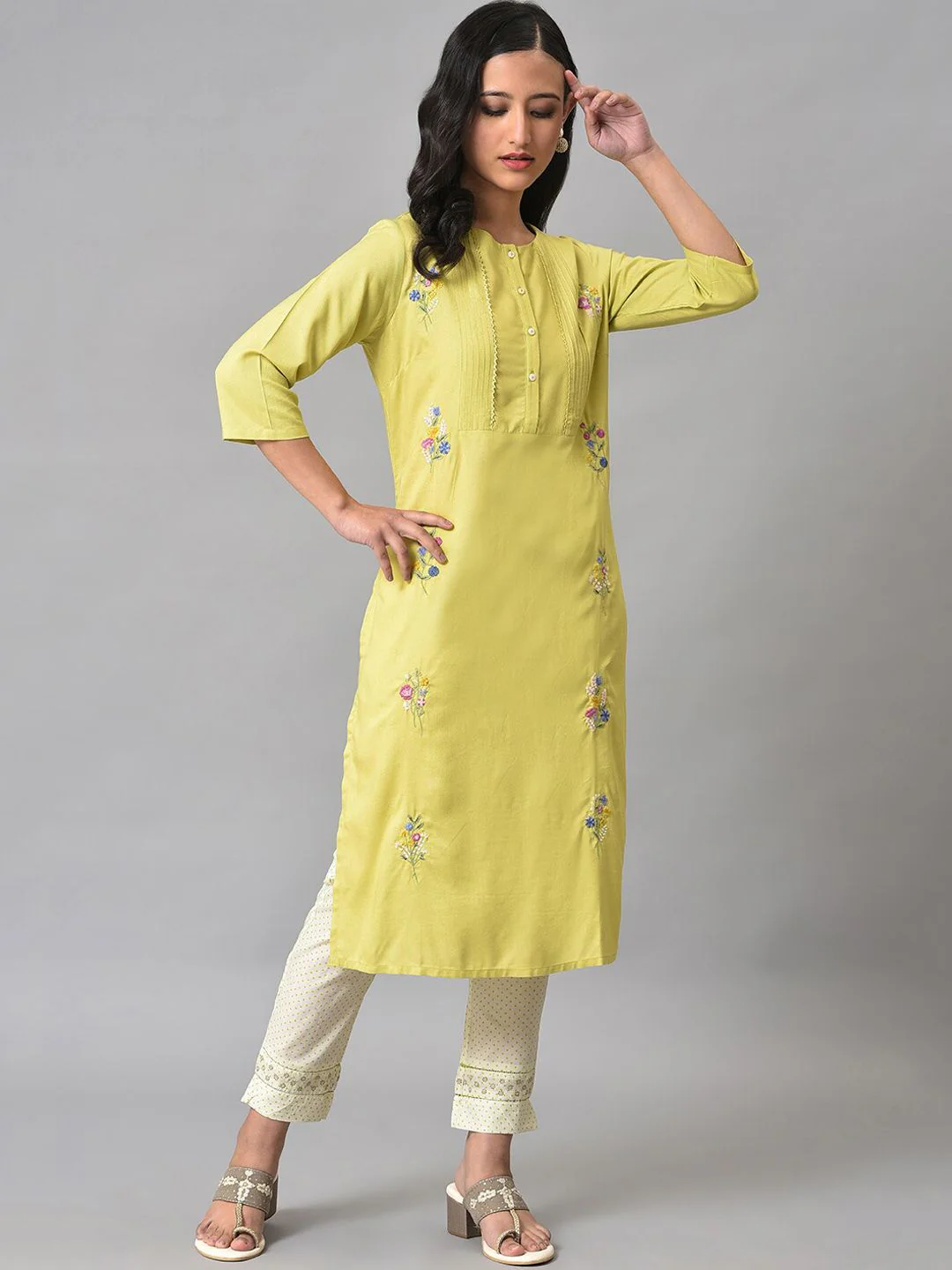 W Women Floral Embroidered Gotta Patti Kurta - Image 2