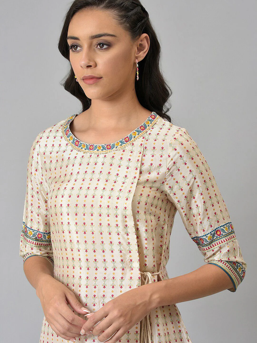 W Women White Geometric Striped Handloom Kurta - Image 5